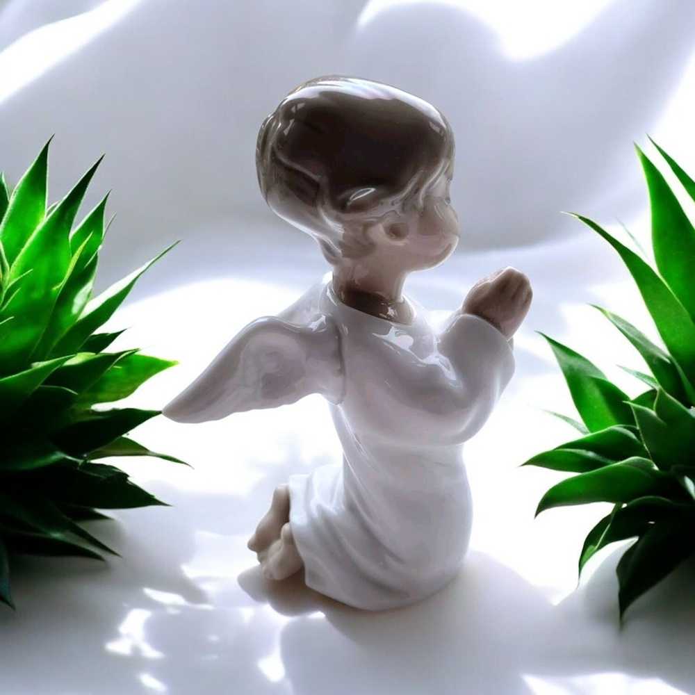 Lladró Angel Praying Figurine #4962 - Picture 4 of 16